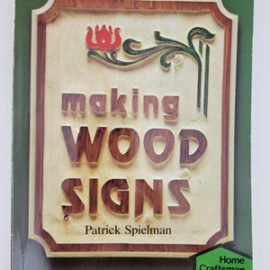 Puede incluir: Un libro verde con un letrero de madera en la portada que dice "making WOOD SIGNS". El libro forma parte de la "Home Craftsman Series".