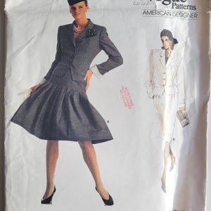 Könnte beinhalten: Ein Vintage-Schnittmuster von Vogue für einen Rock- und Jackenanzug, entworfen von Bill Blass. Das Schnittmuster ist für fortgeschrittene Näherinnen gedacht und mit "Plus Difficile" gekennzeichnet. Die Schnittmuster-Nummer lautet 2014.