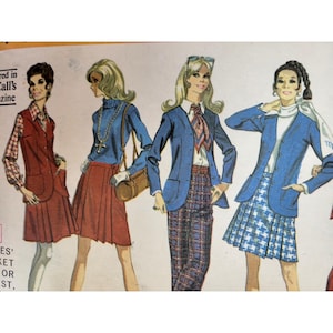 Puede incluir: Ilustración de moda vintage de McCall's, con cuatro mujeres con diferentes atuendos. Los atuendos incluyen un chaleco y una falda rojos, un cuello alto y una falda azules, una blazer azul con pantalones a cuadros y una blazer azul con una falda azul y blanca.