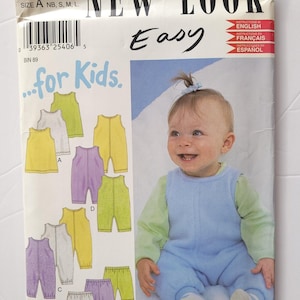Peut inclure: Un patron de couture New Look pour enfants, avec un bébé en combinaison bleue. Le patron comprend des illustrations de tenues pour bébés en jaune, violet et vert. Le texte sur le patron indique "Easy" et "...for Kids."