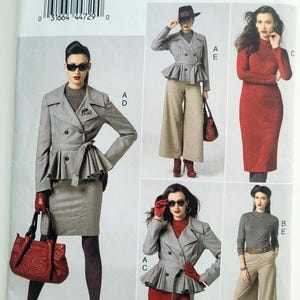 以下が含まれることがあります： Vogue Patterns Wardrobe のソーイングパターン。さまざまな女性用ファッションのデザインが特徴です。デザインには、グレーのペプラムジャケット、スカート、パンツ、赤いドレスが含まれます。パターン番号は V8866 です。