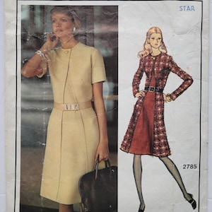 Puede incluir: Patrón de costura vintage Vogue Paris Original con dos diseños de vestidos. El patrón incluye ilustraciones de un vestido de manga corta con cinturón y un vestido abrigo de manga larga. El patrón está etiquetado como "Molyneux" e incluye el número 2785.