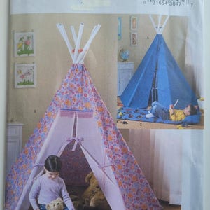 Könnte beinhalten: Ein Butterick-Schnittmuster für Kinder-Tipi-Zelte. Das Muster zeigt ein Tipi mit Blumenmuster mit einem Kind darin und ein blaues Tipi mit einem Kind darin. Das Muster hat den Text "B4251 Butterick".