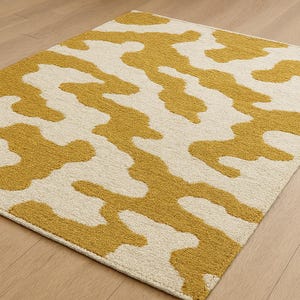 Tappeto astratto Urban Camo con motivo bianco sporco e senape, tappeto in lana neozelandese annodato a mano.