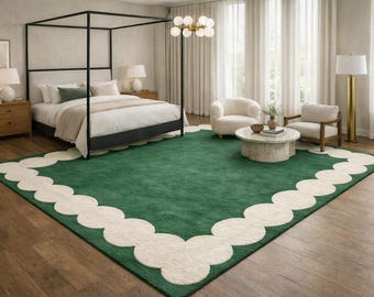 Alfombra moderna de color verde esmeralda con borde festoneado y borde ondulado color crema, tejida a mano para habitación infantil.