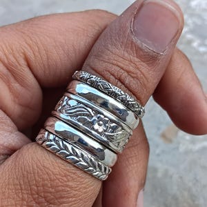 Anelli impilabili in argento sterling con design floreale, realizzati a mano, set da 5 pezzi.