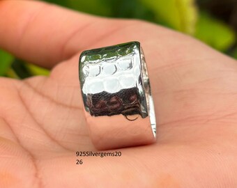 Anello a cupola in argento sterling martellato: gioiello da matrimonio impilabile fatto a mano