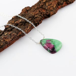 Collar con colgante de rubí zoisita natural, cadena bañada en plata, joyería colgante pulida de forma irregular.