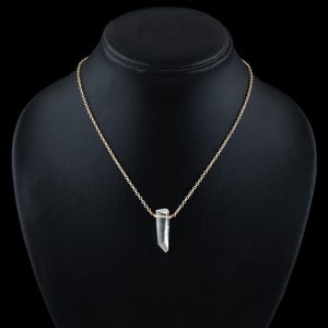 Collar con colgante de punta de cuarzo transparente / Cadena chapada en oro, piedra curativa