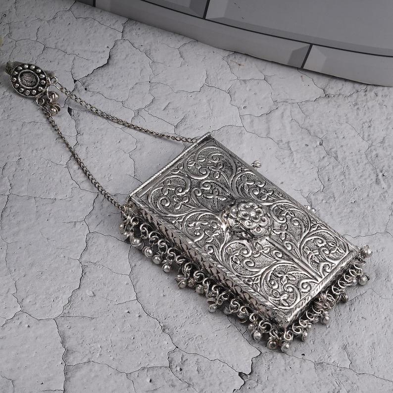 Pochette pour téléphone en cuivre et laiton gravé à la main, sac tribal antique oxydé image 4