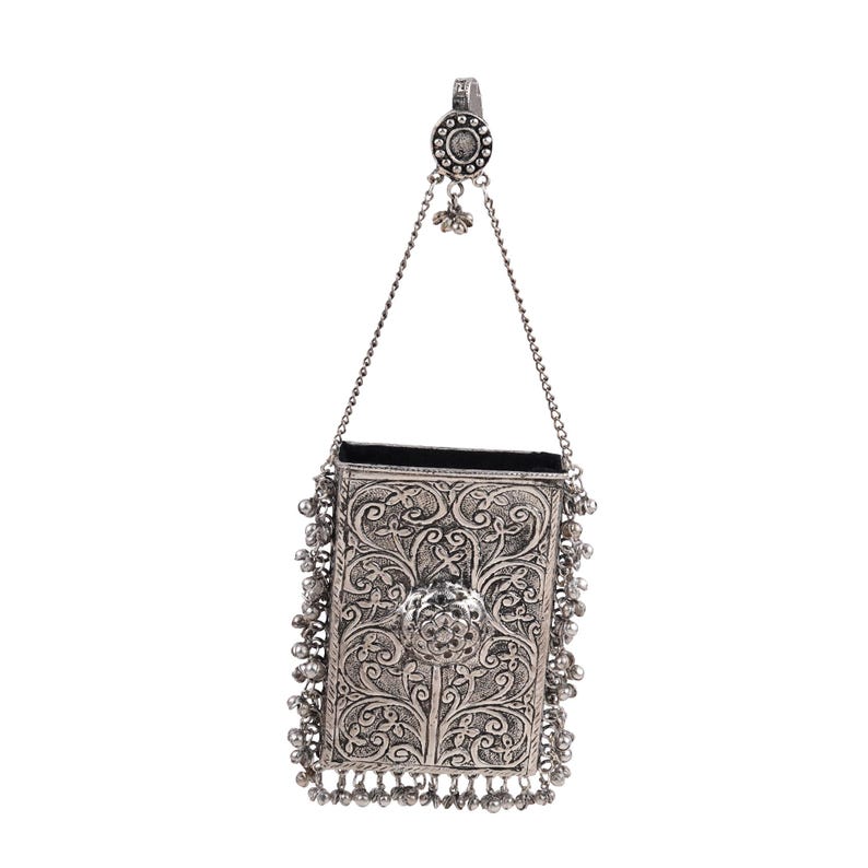 Peut inclure: Un sac &agrave; main rectangulaire argent&eacute; avec des motifs floraux complexes et une cha&icirc;ne. Le sac est orn&eacute; d'un fermoir d&eacute;coratif et de perles pendantes sur les bords. Le dessus du sac est noir.