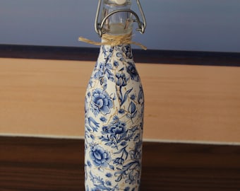 Wazon w kształcie niebieskiej butelki z Delft – biała, ceramiczna butelka dekoracyjna z holenderskim nadrukiem kwiatowym