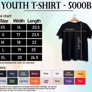 Puede incluir: Una camiseta juvenil negra 5000B mostrada con una tabla de tallas que indica el ancho y largo en pulgadas para las tallas XS a XL. Debajo de la camiseta hay una paleta de diecis&eacute;is muestras de color con etiquetas que incluyen negro, azul marino, jaspeado oscuro, granate, blanco, ceniza, chocolate oscuro, oro, gris deportivo, verde bosque, azul claro, naranja, rosa claro, arena, morado y rojo.