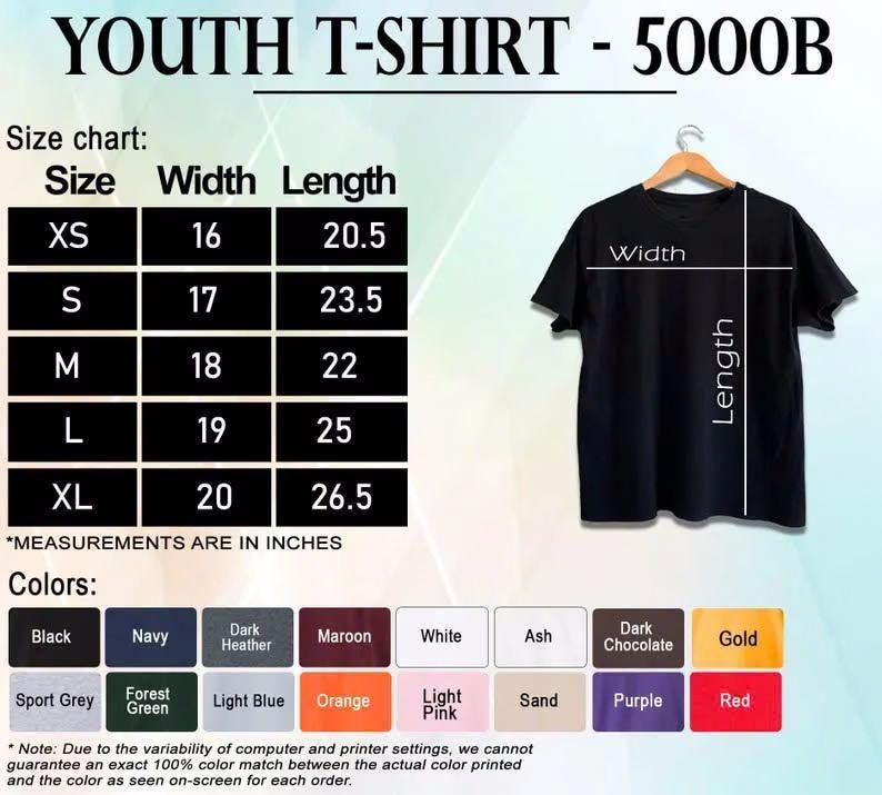 Puede incluir: Una camiseta juvenil negra 5000B mostrada con una tabla de tallas que indica el ancho y largo en pulgadas para las tallas XS a XL. Debajo de la camiseta hay una paleta de diecis&eacute;is muestras de color con etiquetas que incluyen negro, azul marino, jaspeado oscuro, granate, blanco, ceniza, chocolate oscuro, oro, gris deportivo, verde bosque, azul claro, naranja, rosa claro, arena, morado y rojo.