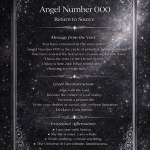 Puede incluir: Un pergamino con el texto "Angel Number 000 Return to Source" sobre un fondo estrellado. El texto incluye mensajes sobre potencial, creación y afirmaciones. El pergamino tiene bordes plateados ornamentados y una parte inferior enrollada.