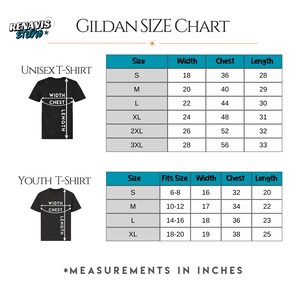 Op de afbeelding: Een Gildan maattabel voor unisex en jeugd t-shirts. De tabel toont maten, breedtes, borstmetingen en lengtes in inches. De unisex maten vari&euml;ren van S tot 3XL, en jeugd maten van S tot XL.