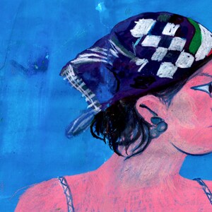 Può includere: Dipinto a pastello di una persona di profilo, con un foulard blu scuro con un motivo a scacchi bianchi. La persona ha la pelle rosa e i capelli scuri. Lo sfondo è blu pieno.