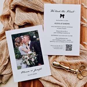 Puede incluir: Juego de invitaciones de boda. Una tarjeta muestra una foto de una pareja besándose, con los nombres "Olivia & Joseph" y la fecha "10.27.2029". La segunda tarjeta dice "We tied the Knot" con los detalles del evento, un gráfico de lazo y un código QR. También hay un sello de cera dorado.