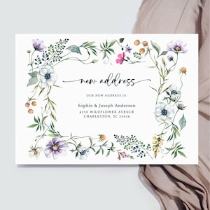 Puede incluir: Una tarjeta blanca con un diseño de corona floral. El texto "new address" está escrito en cursiva. La tarjeta incluye el texto "OUR NEW ADDRESS IS" y los nombres y la dirección de Sophie & Joseph Anderson.