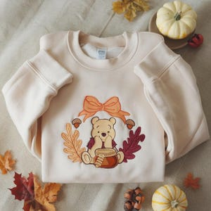 Bluza z haftowanym Kubusiem Puchatkiem – Honey Pot Autumn Crewneck – przytulny sweter Disney
