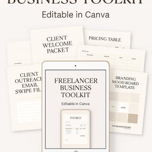 Pode incluir: Um kit de ferramentas digitais para freelancers, com um tablet exibindo "FREELANCER BUSINESS TOOLKIT" e "Editable in Canva". Documentos como um pacote de boas-vindas ao cliente e uma tabela de preços circundam o tablet.