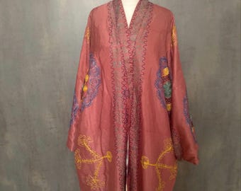 Reversible usbekische Suzani Robe. Vintage bestickter Kaftan mit Ikat. Boho Kimono Mantel. Tragbare Kunst