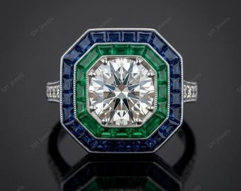 Peut inclure: Une bague argentée ornée d'une grande pierre centrale ronde et transparente à taille brillant. La pierre est entourée d'un halo octogonal de pierres vertes taille baguette, lui-même encerclé par une bordure de pierres bleues taille carrée.