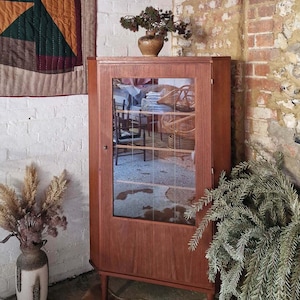 Vitrina danesa de teca de mediados de siglo: puertas de cristal y estantes ajustables