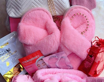 Luxe roze verwenpakket: zelfzorgspaset met pantoffels, huidverzorging en accessoires