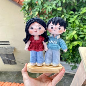 Muñeca de pareja de crochet con base, muñeca de pareja de crochet personalizada, muñeca de crochet a partir de una foto, regalo para mujer, regalo de aniversario, regalo de boda