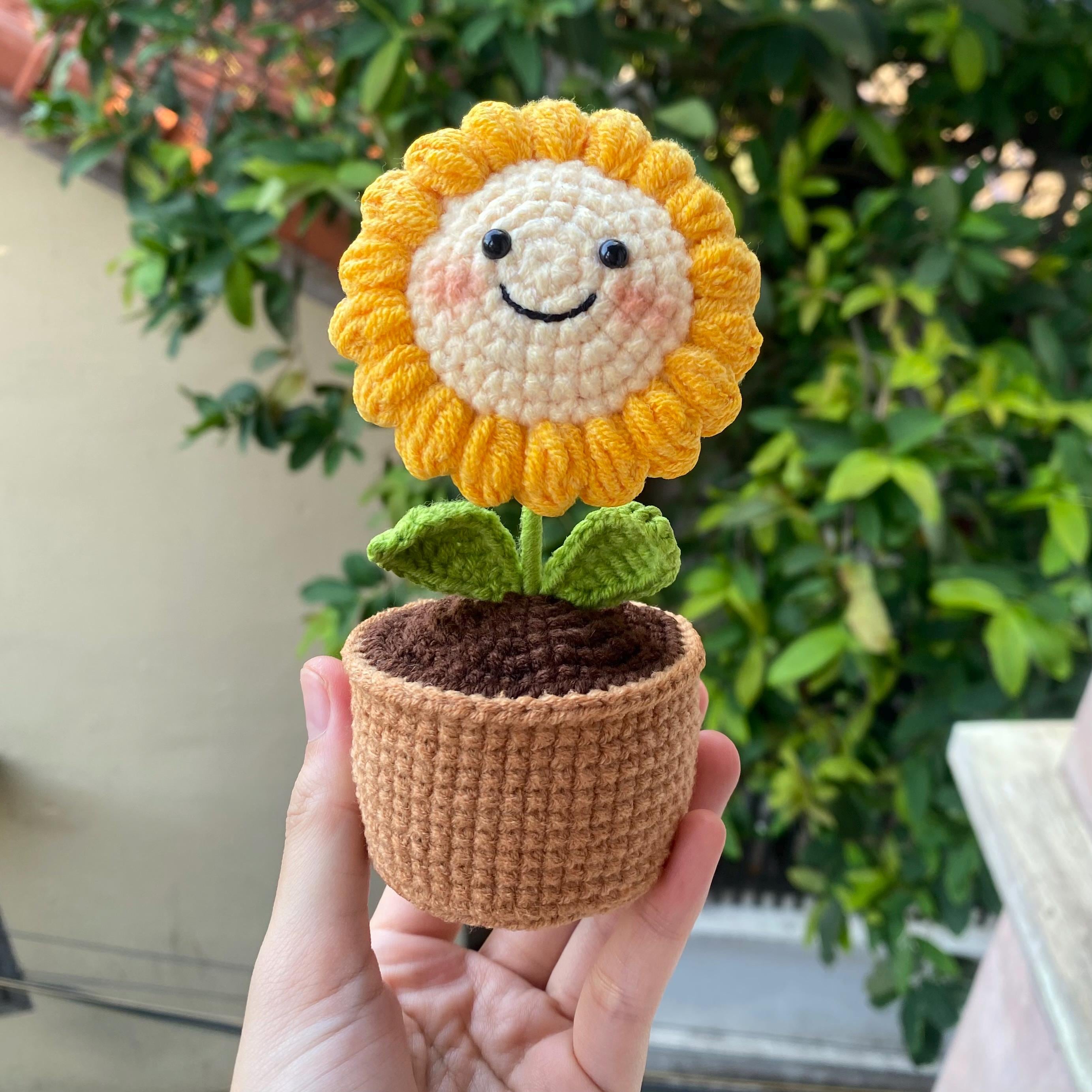 かぎ針編みのひまわりの鉢、笑顔のぬいぐるみの花、手作りの綿の装飾