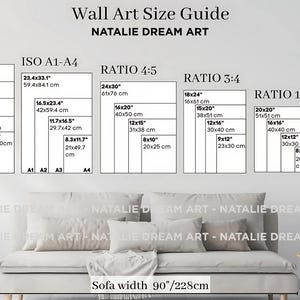 Op de afbeelding: Wandkunst maatgids met afmetingen in centimeters. Bevat verhoudingen 2:3, 4:5, 3:4, 1:1, 5:7 en 11:14, plus ISO A1-A4 formaten. De tekst "NATALIE DREAM ART" wordt weergegeven. Een bank met een breedte van 228cm is te zien.