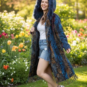 Abrigo azul con capucha y flecos – Capa de mago forrada con setas, chaqueta estilo boho para festivales