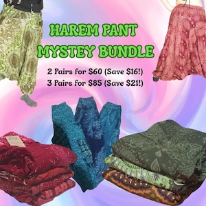 Könnte beinhalten: Ein Bild mit einem "HAREM PANT MYSTERY BUNDLE". Das Bild zeigt mehrere Haremshosen in verschiedenen Farben und Mustern, darunter Grün, Rot und Blau. Der Text bietet Optionen zum Kauf von 2 oder 3 Hosen.