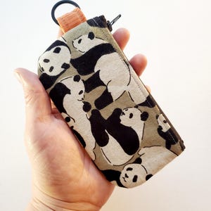 Bolsa plana con llavero - cremallera de 5", estampado de panda