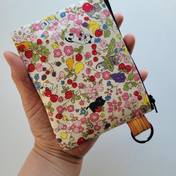 Petit portefeuille avec un porte-clés - 5" de large X 4" de long, une pochette à fermeture éclair avec 1 poche intérieure, des chats dans un jardin fruitier