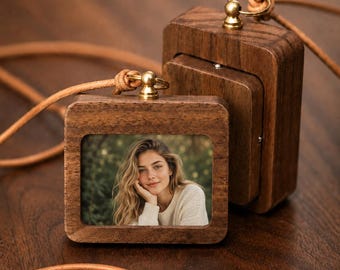Cornice portafoto in legno di noce da appendere, ciondolo personalizzato per specchietto retrovisore dell'auto con foto, portachiavi in acrilico con foto, regalo personalizzato per lui e per lei