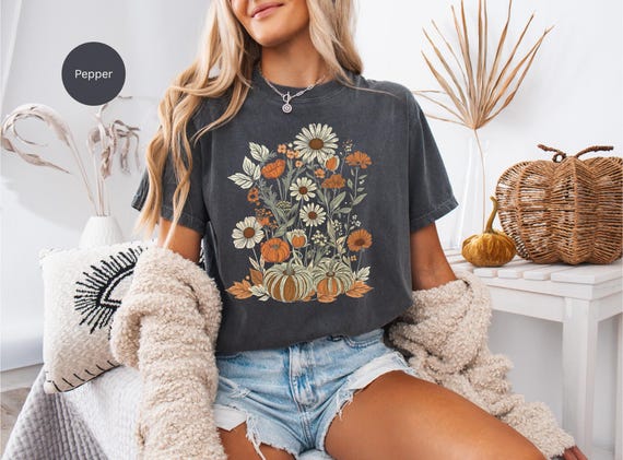Autumn Lovers Shirt, Fall Floral Vintage T-Shirt, Cozy Autumn Tee, Vintage Pumpkin Shirt, Gift for Nature Lovers, Seasonal Apparel