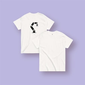 Puede incluir: Dos camisetas blancas. Una camiseta tiene un gráfico de brazo robótico negro en la espalda. La otra camiseta es lisa. Las camisetas están sobre un fondo morado claro.