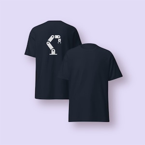 Puede incluir: Dos camisetas azul marino. Una camiseta tiene un gráfico de brazo robótico blanco en la espalda. La otra camiseta es lisa. Las camisetas se muestran sobre un fondo morado claro.