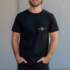 Puede incluir: Camiseta negra con un símbolo de diodo eléctrico blanco en la parte superior izquierda del pecho. La camiseta de manga corta está hecha de un material suave y es adecuada para ropa informal. La camiseta es de color negro liso.