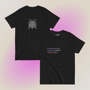 Puede incluir: Camisetas negras con gráficos blancos y coloridos. Una camiseta presenta un diseño detallado de insecto en la espalda. La otra camiseta muestra código que dice "if (world.hasBugs()) {renderImage(BACK CIRCUIT_BUG);}".