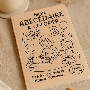 K&ouml;nnte beinhalten: Ein Malbuch f&uuml;r Kinder mit dem Titel "MON AB&Eacute;C&Eacute;DAIRE &Agrave; COLORIER". Das Cover zeigt Illustrationen einer Biene, eines Jungen, einer Katze, eines Teddyb&auml;ren und die Buchstaben A, B und C. Geeignet f&uuml;r Kinder ab 3 Jahren.
