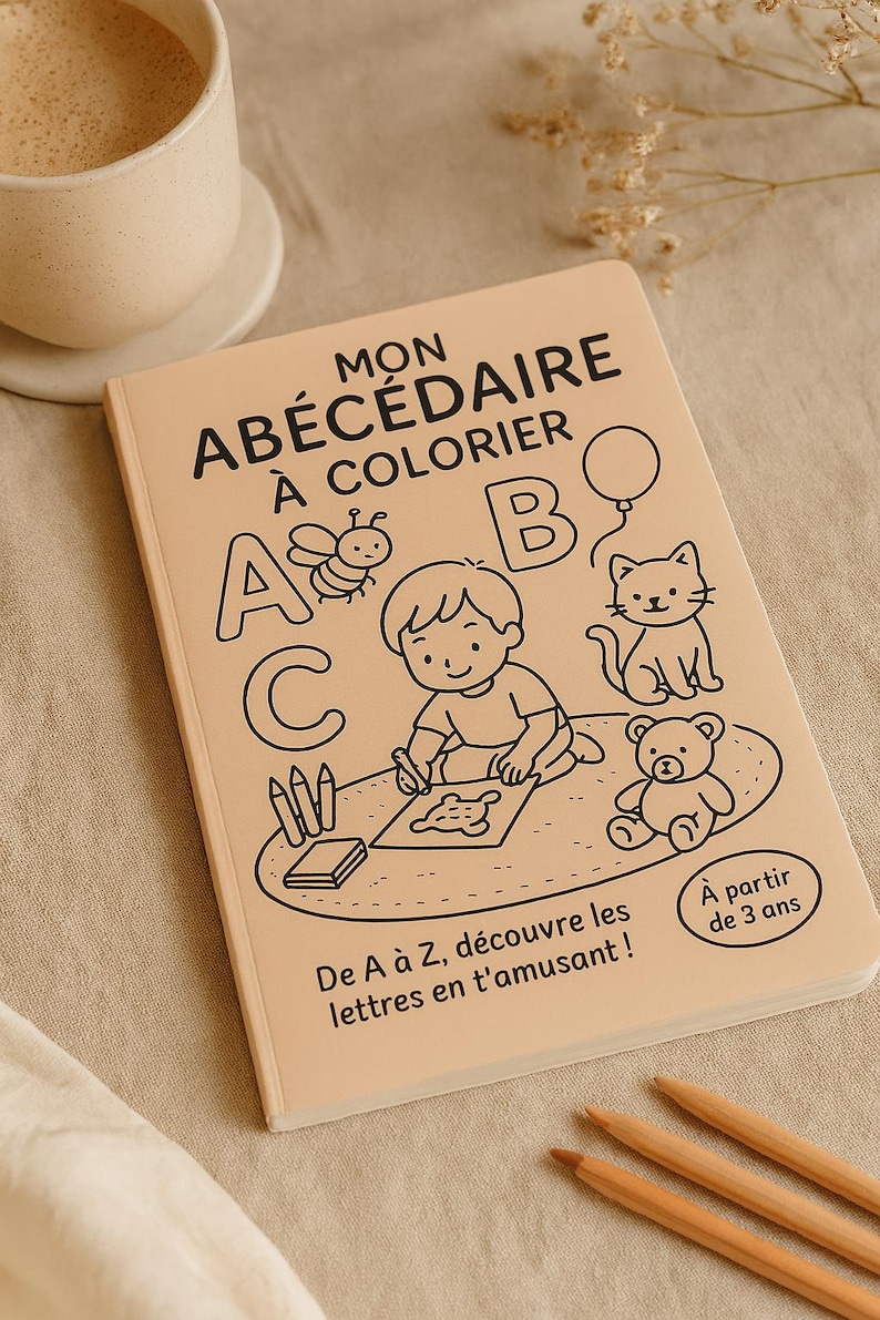 K&ouml;nnte beinhalten: Ein Malbuch f&uuml;r Kinder mit dem Titel "MON AB&Eacute;C&Eacute;DAIRE &Agrave; COLORIER". Das Cover zeigt Illustrationen einer Biene, eines Jungen, einer Katze, eines Teddyb&auml;ren und die Buchstaben A, B und C. Geeignet f&uuml;r Kinder ab 3 Jahren.