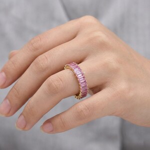 Anillo de eternidad con baguette rosa chapado en oro amarillo de 14k, anillo grueso apilable, regalo llamativo para ella.