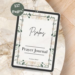 Puede incluir: Una tableta digital que muestra un "Diario de Oración de Salmos" con detalles florales. La portada presenta el título en escritura elegante y el texto "Feminine Habits". Un círculo verde indica "¡157 Páginas!". La tableta está sobre una superficie similar al mármol.