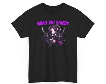 Camiseta con el personaje "Small But Stabby" / Camiseta negra, diseño de anime oscuro y adorable