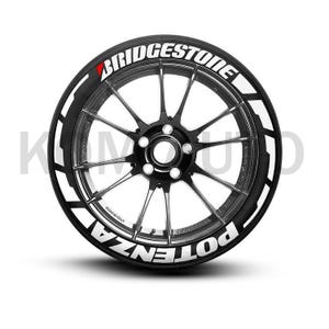 以下が含まれることがあります： 白文字で「POTENZA」の文字が入った黒とシルバーの車のホイール。タイヤには、赤いアクセントが付いた白文字で「BRIDGESTONE」の文字が入っています。ホイールはマルチスポークデザインです。