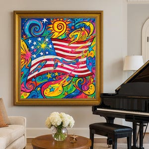 Puede incluir: Una vibrante obra de arte enmarcada que representa una bandera estadounidense estilizada con estrellas, rayas y elementos abstractos coloridos. La pintura tiene un marco dorado y cuelga sobre un sofá y un piano de cola.