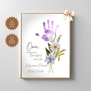 Könnte beinhalten: Gerahmter Kunstdruck mit einem lila Handabdruck und Aquarellblumen. Der Druck enthält deutschen Text und eine goldene Schleife. Das Kunstwerk ist ein digitaler Download in A3 und A4.
